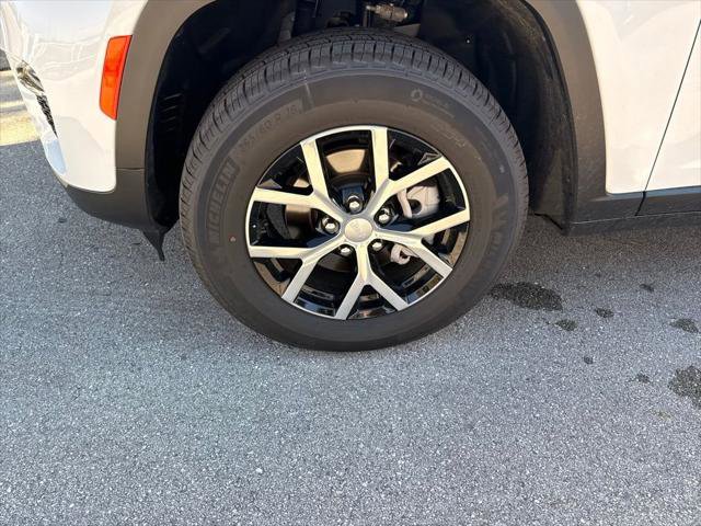 Certified 2025 Jeep Grand Cherokee Limited image 32