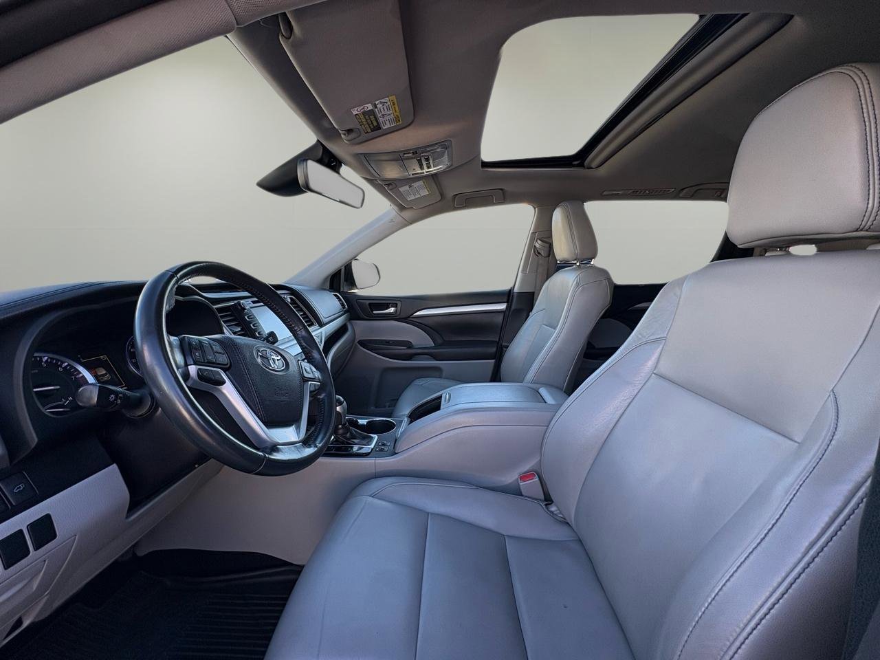 Used 2018 Toyota Highlander XLE image 12