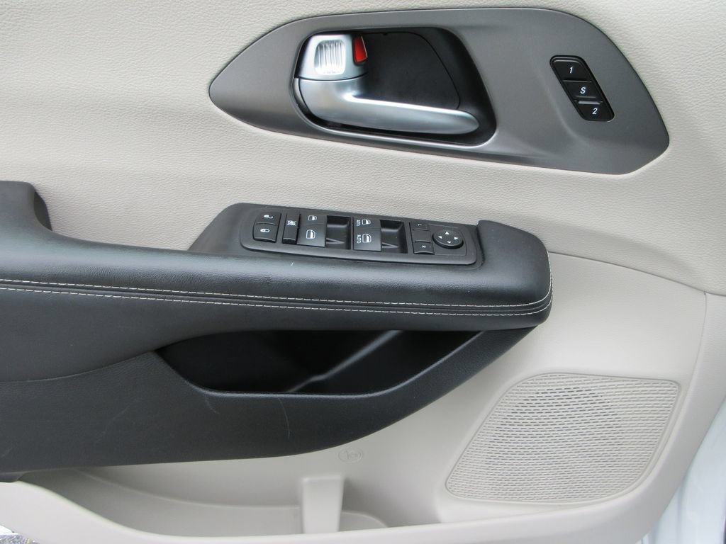 Used 2023 Chrysler Pacifica Touring-L FWD image 21