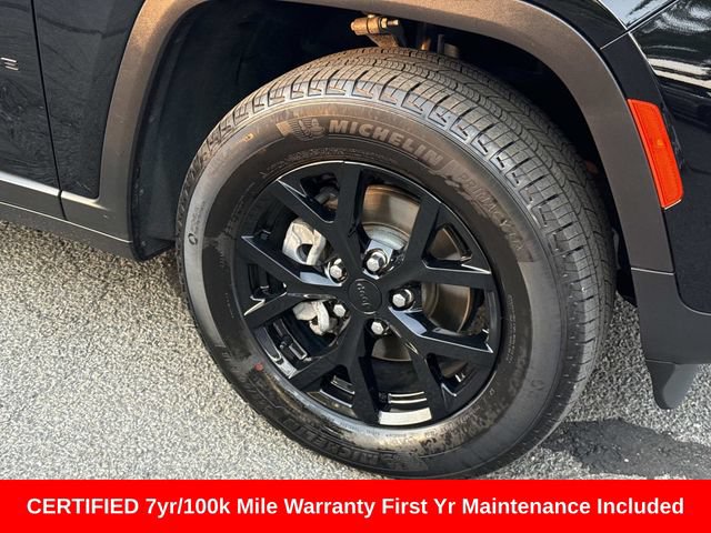 Used 2025 Jeep Grand Cherokee Altitude AWD/4WD image 8
