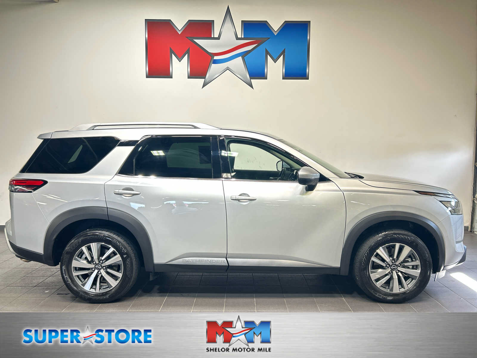 Used 2025 Nissan Pathfinder SL AWD/4WD image 1