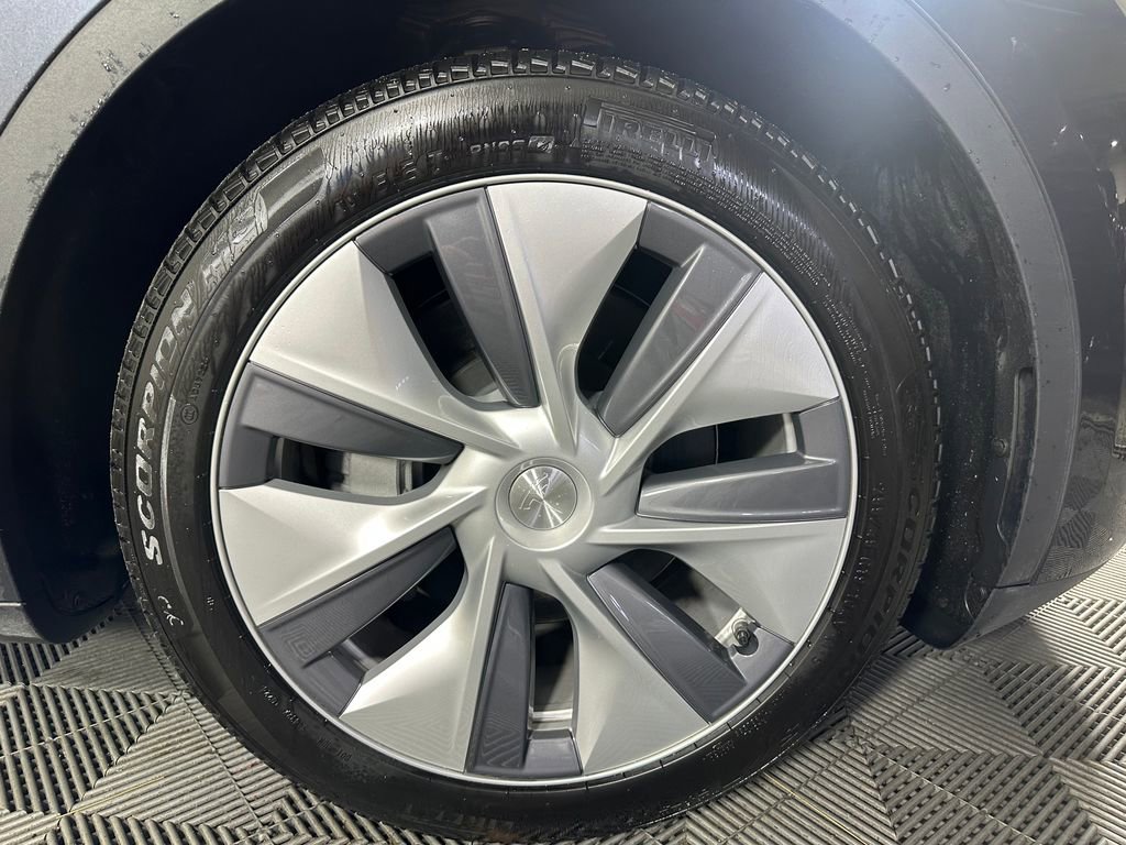 Used 2024 Tesla Model Y Long Range AWD/4WD image 17