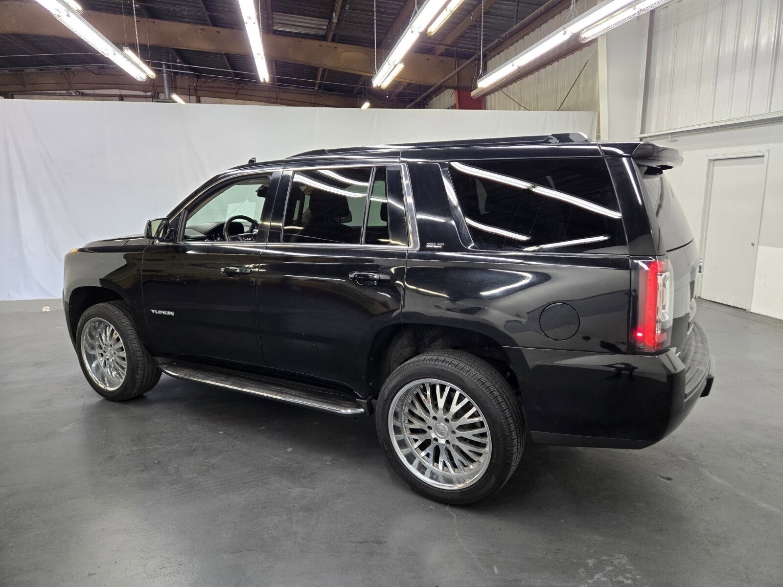 Used 2015 GMC Yukon SLT RWD image 3