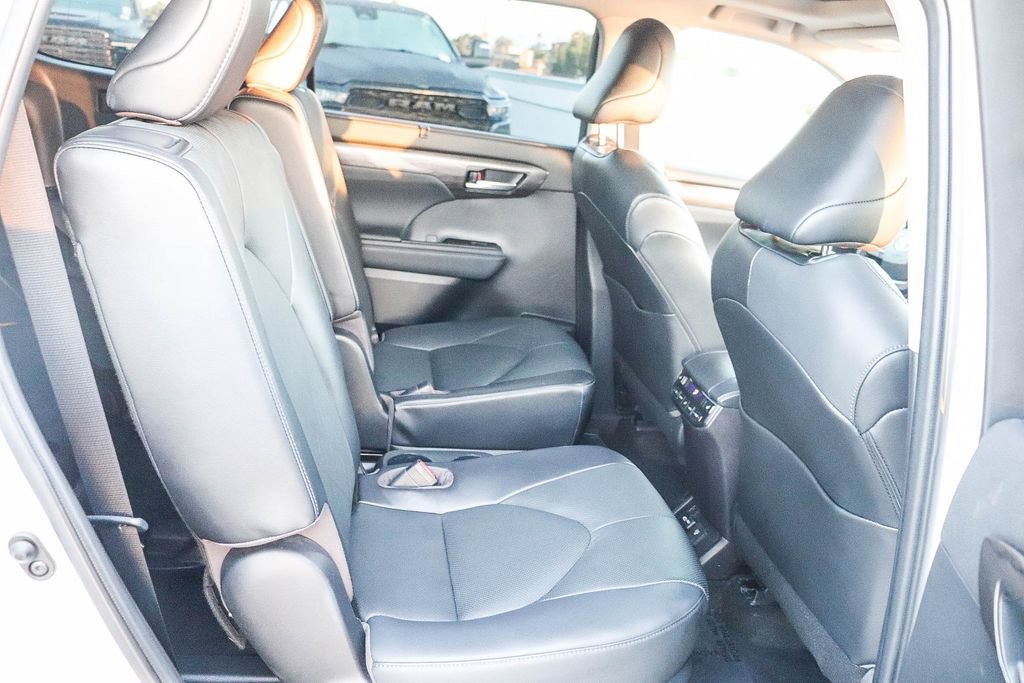 Used 2023 Toyota Highlander Platinum FWD image 19