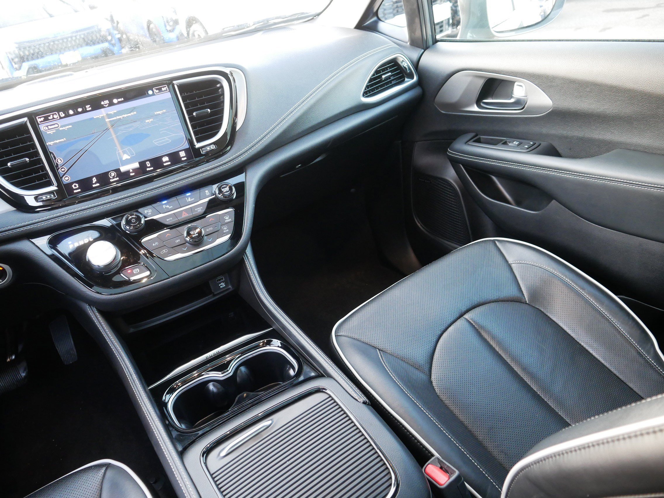 Used 2022 Chrysler Pacifica Limited w/ Uconnect Theater Family Group image 11