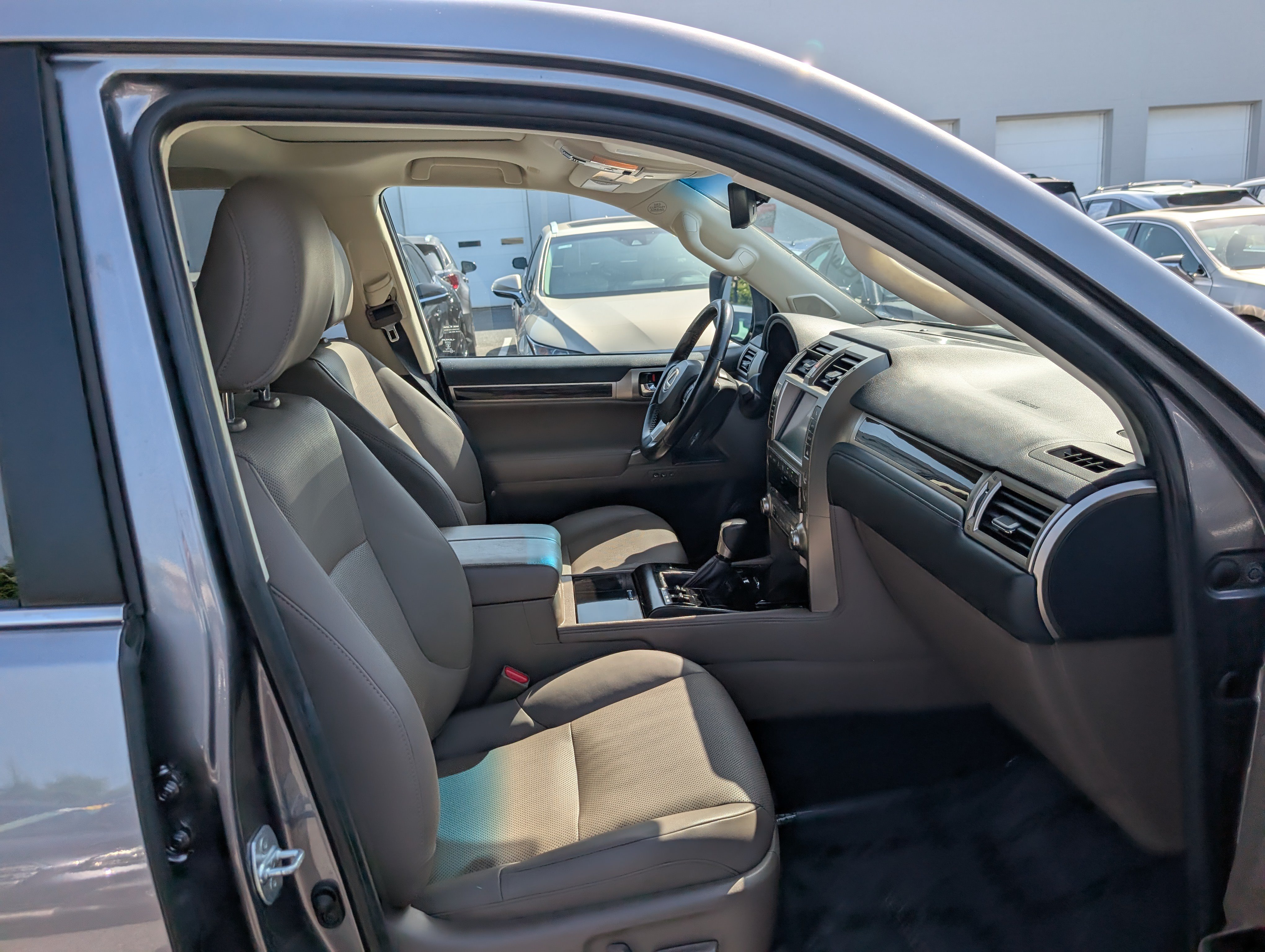 Used 2021 Lexus GX 460 w/ Accessory Package AWD/4WD image 11