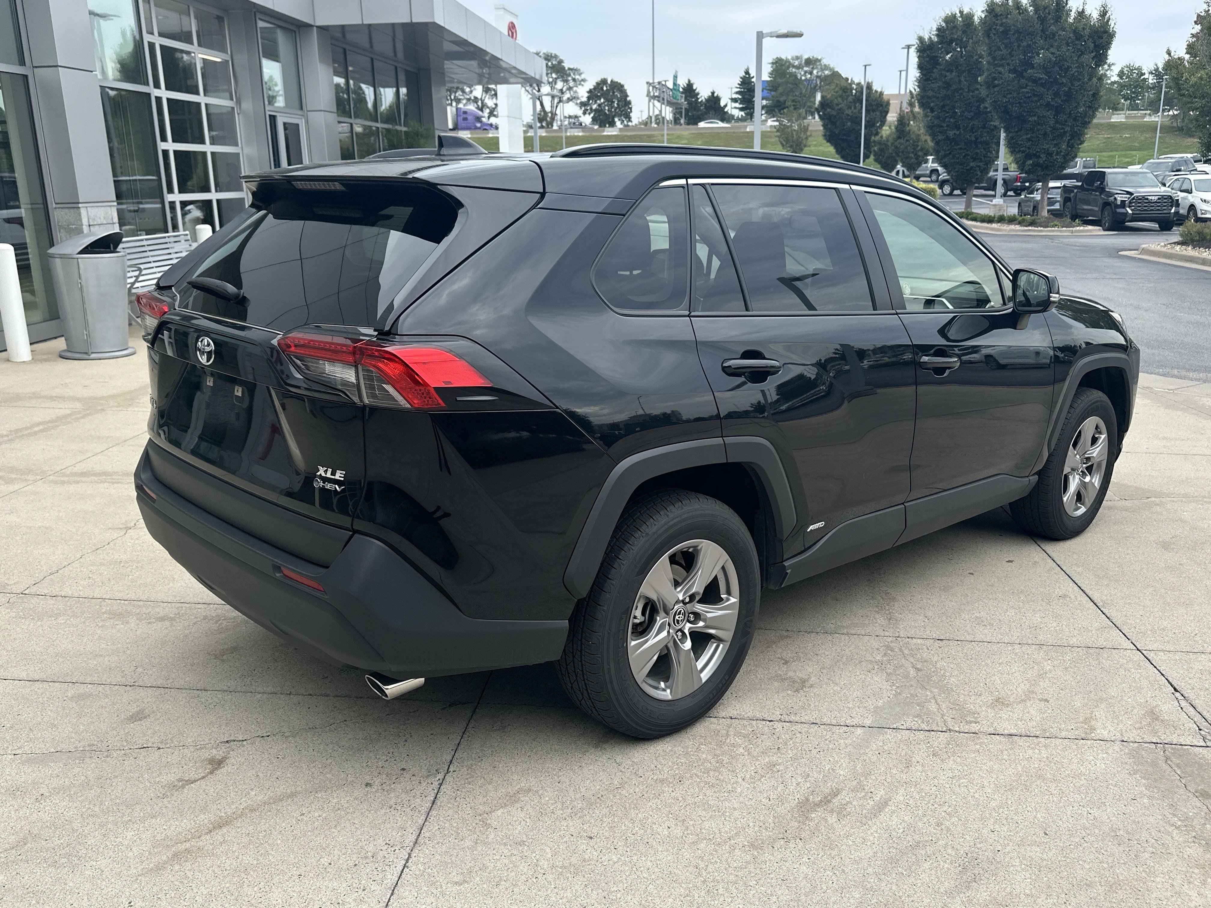 Used 2025 Toyota RAV4 XLE w/ Convenience Package AWD/4WD image 6