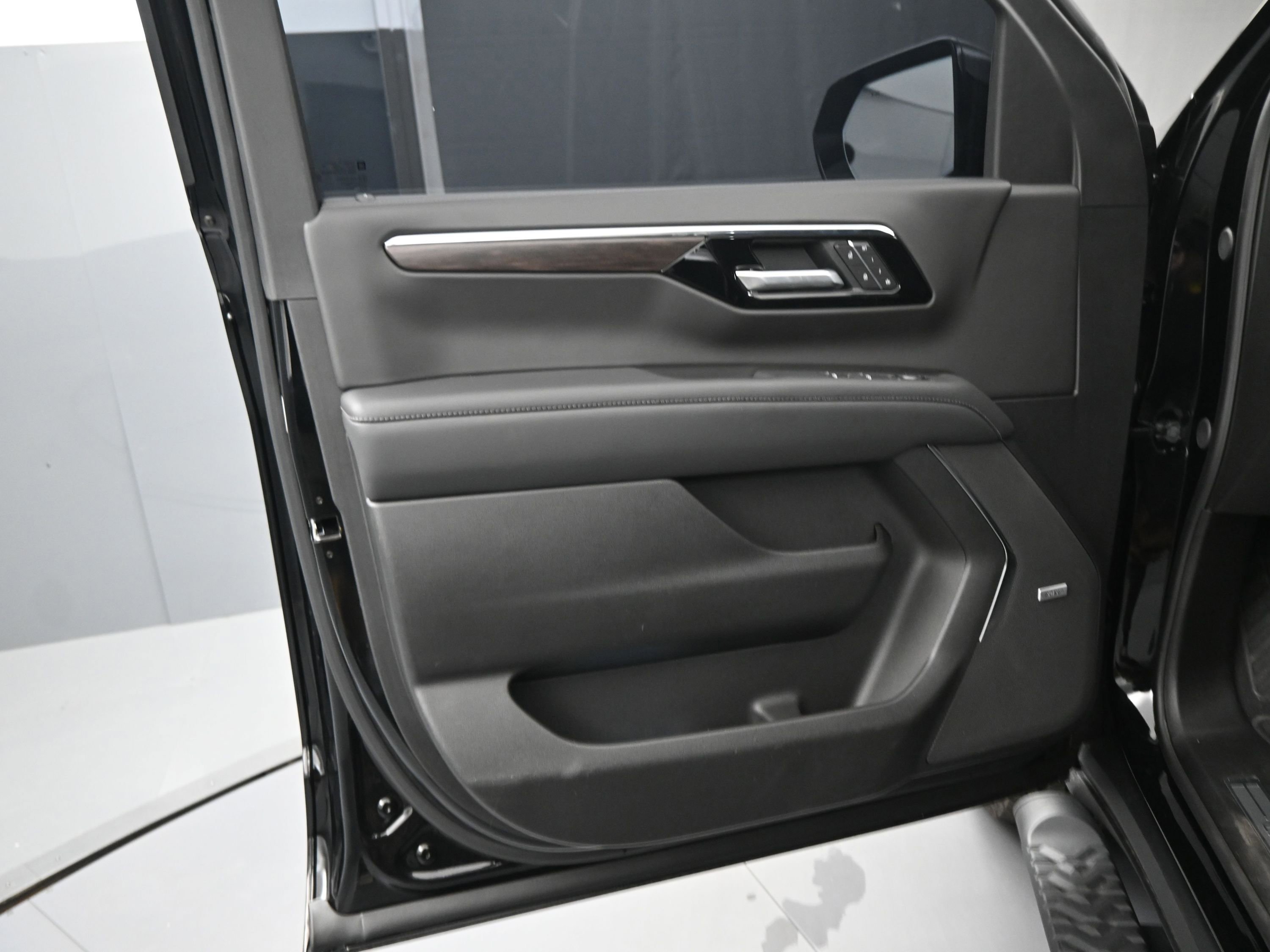 Used 2026 Chevrolet Tahoe Z71 w/ Comfort Package image 15