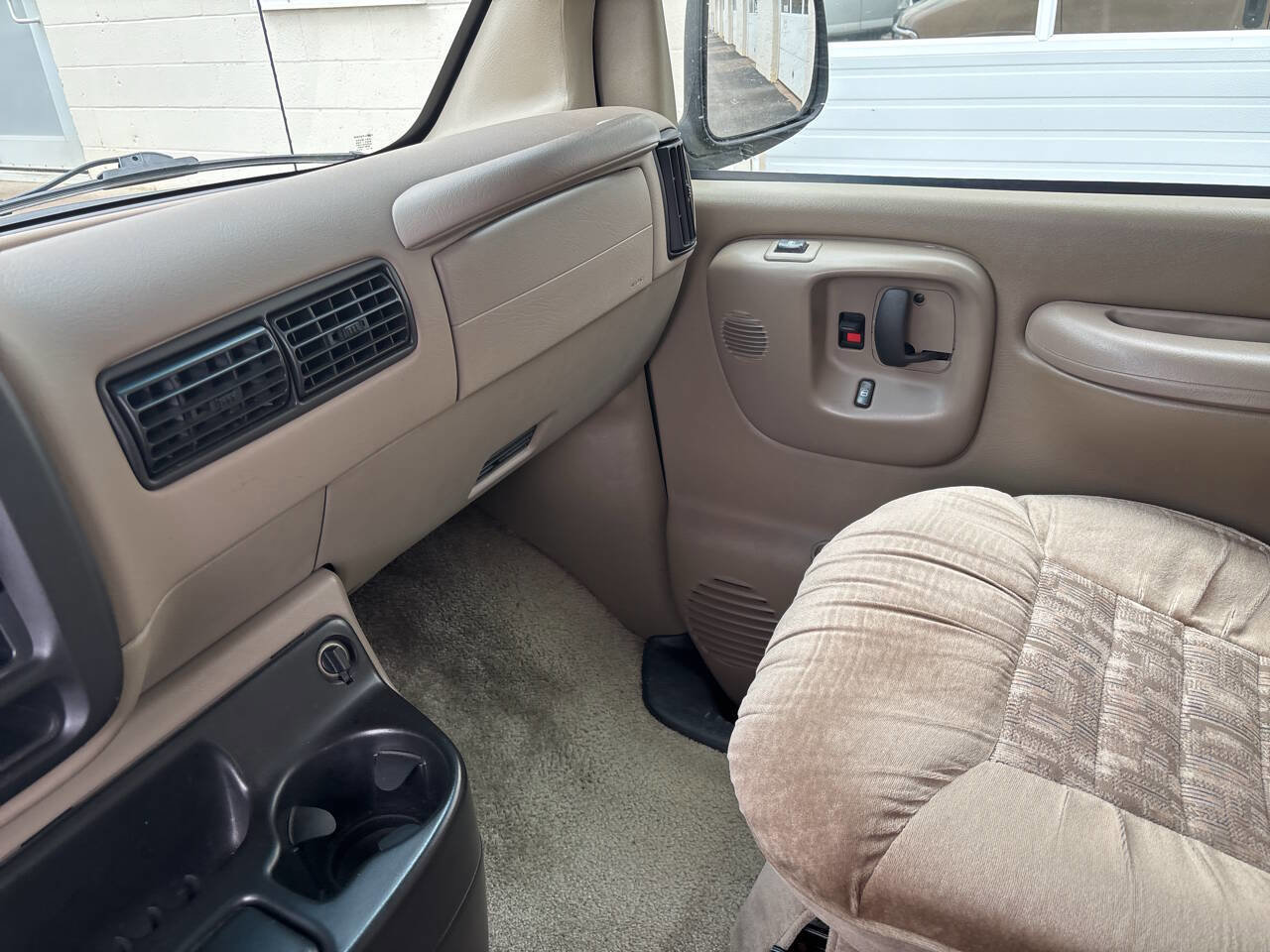 Used 2001 Chevrolet Express 1500 RWD image 29