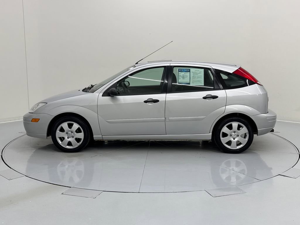 Used 2002 Ford Focus ZX5 Hatchback FWD image 2