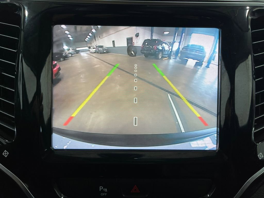 Used 2019 Jeep Cherokee Limited w/ Luxury Group image 10