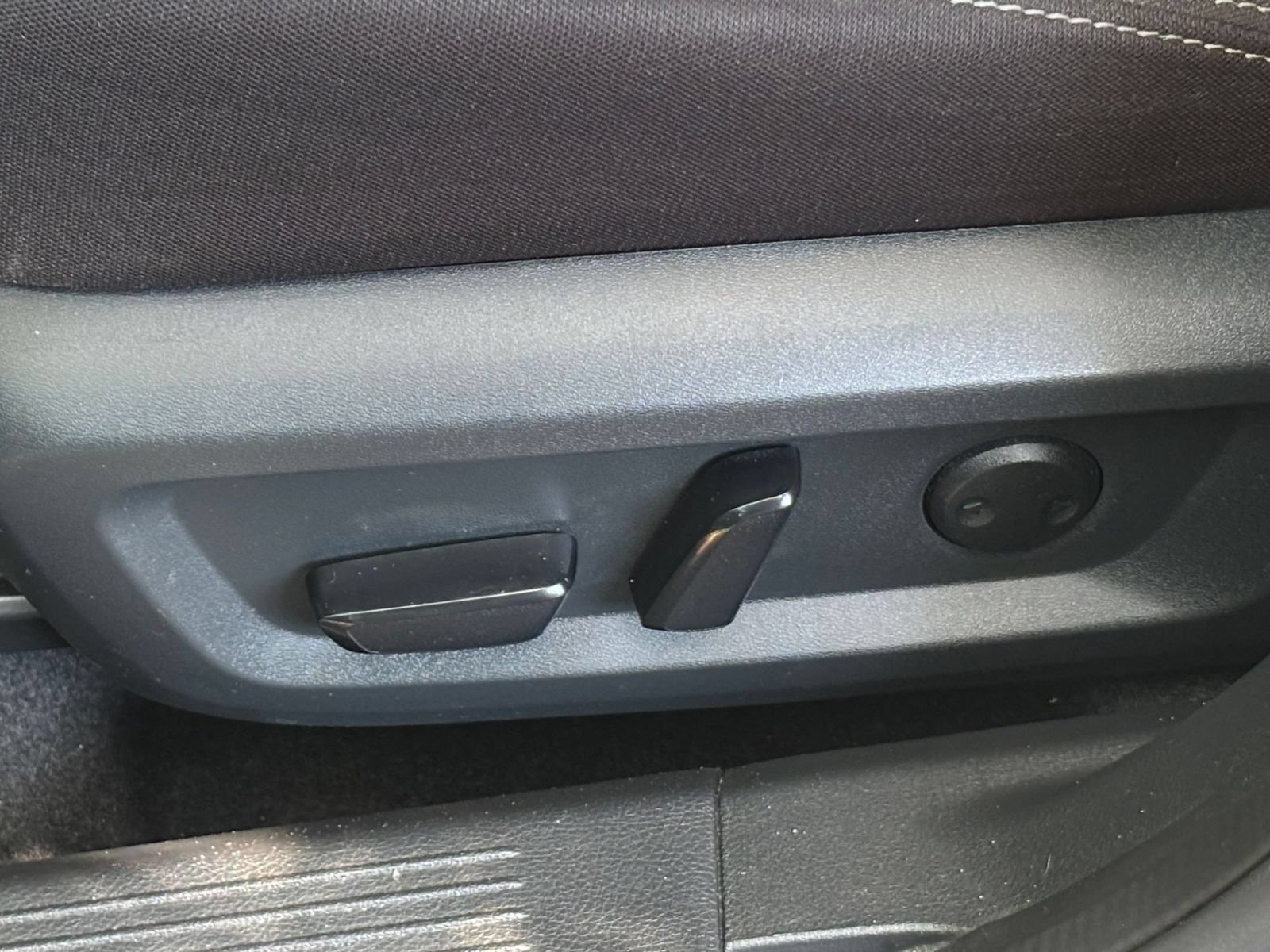 Used 2025 Nissan Rogue SV FWD image 21