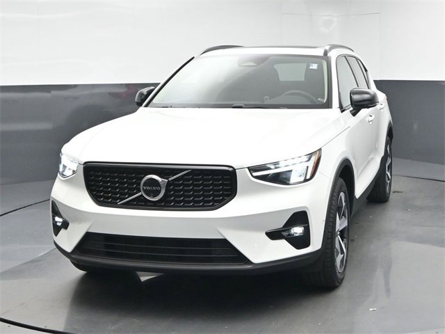 Used 2024 Volvo XC40 B5 Plus image 3