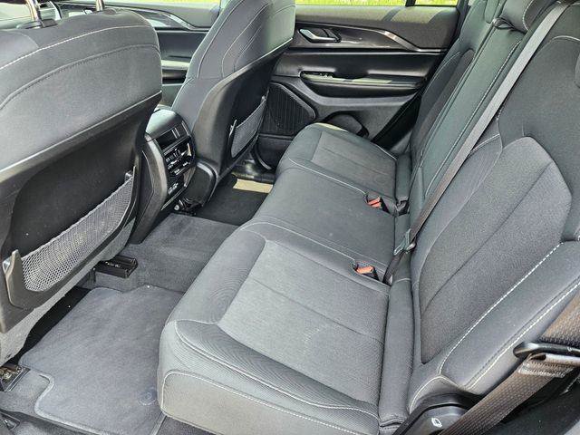 Used 2023 Jeep Grand Cherokee Laredo AWD/4WD image 17