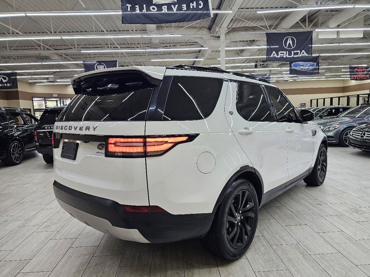 Used 2018 Land Rover Discovery HSE AWD/4WD image 6
