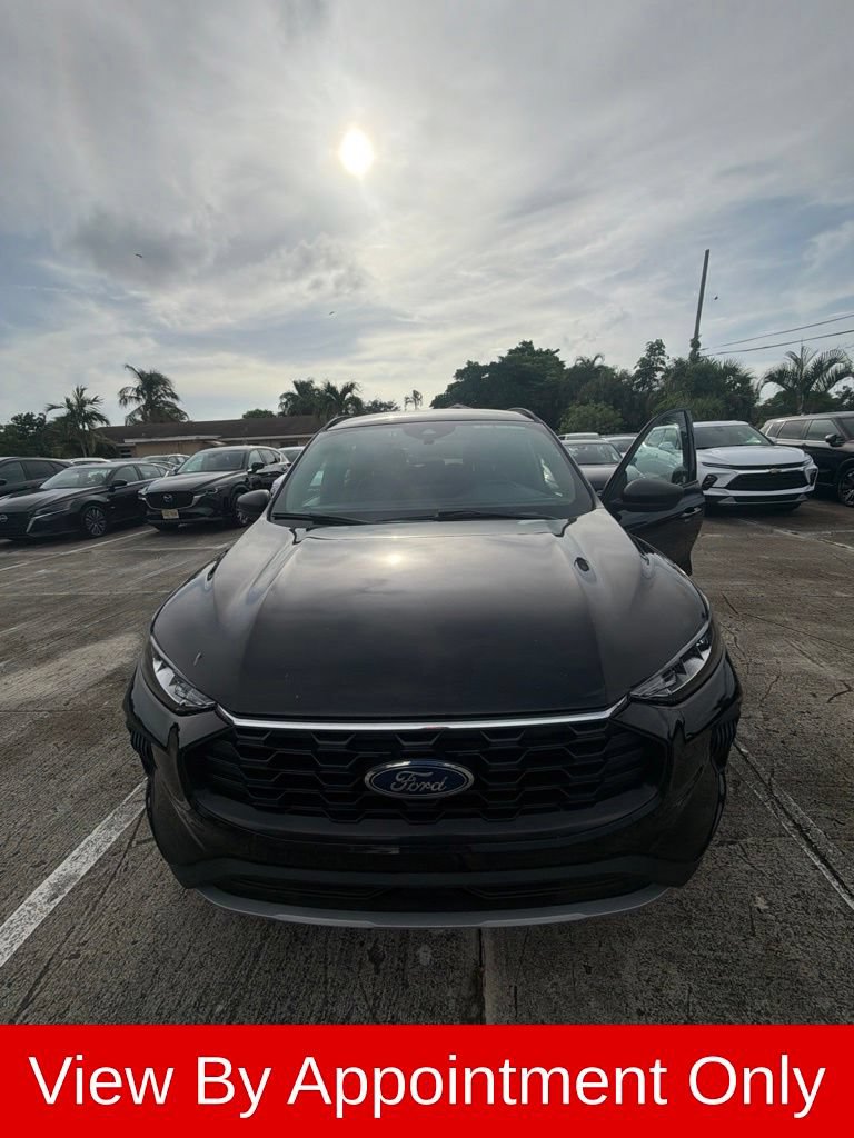 Used 2025 Ford Escape ST-Line FWD image 2
