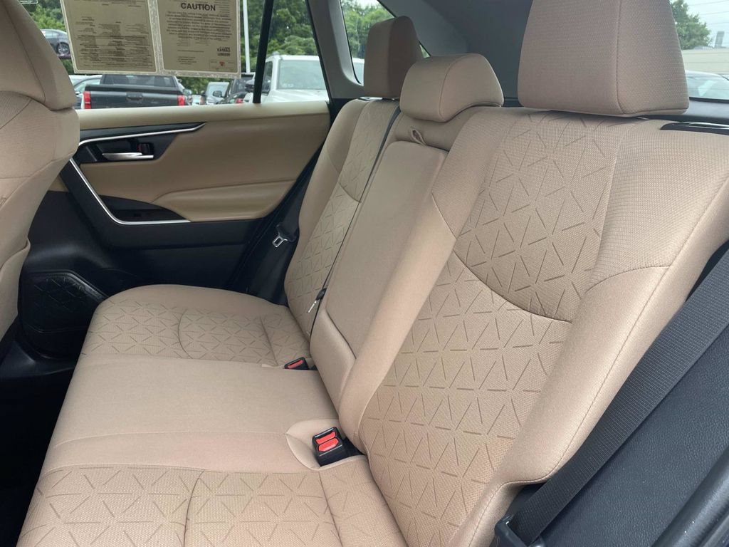 Used 2021 Toyota RAV4 XLE w/ Convenience Package FWD image 16