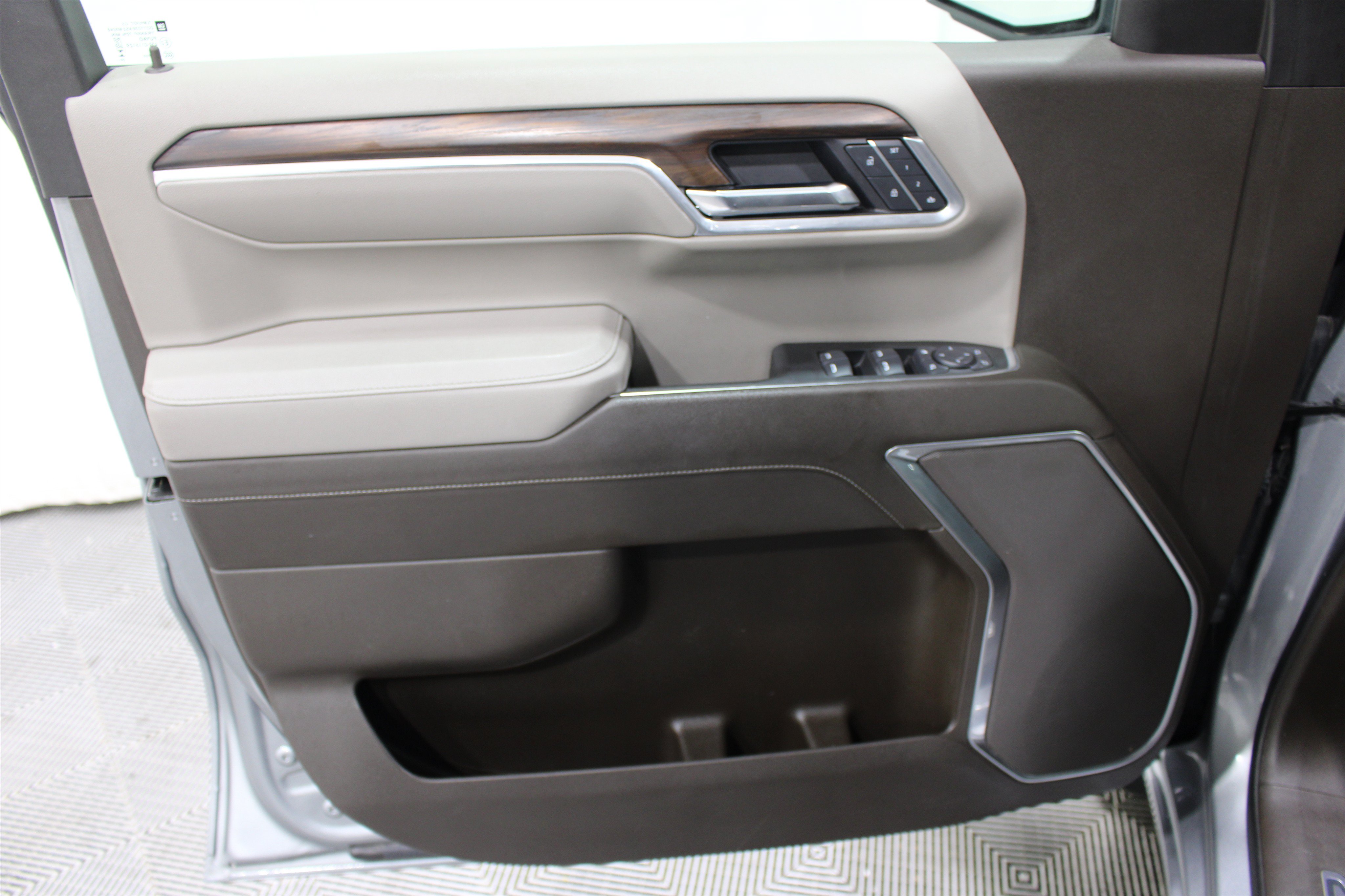 Used 2025 GMC Sierra 1500 SLT RWD image 6