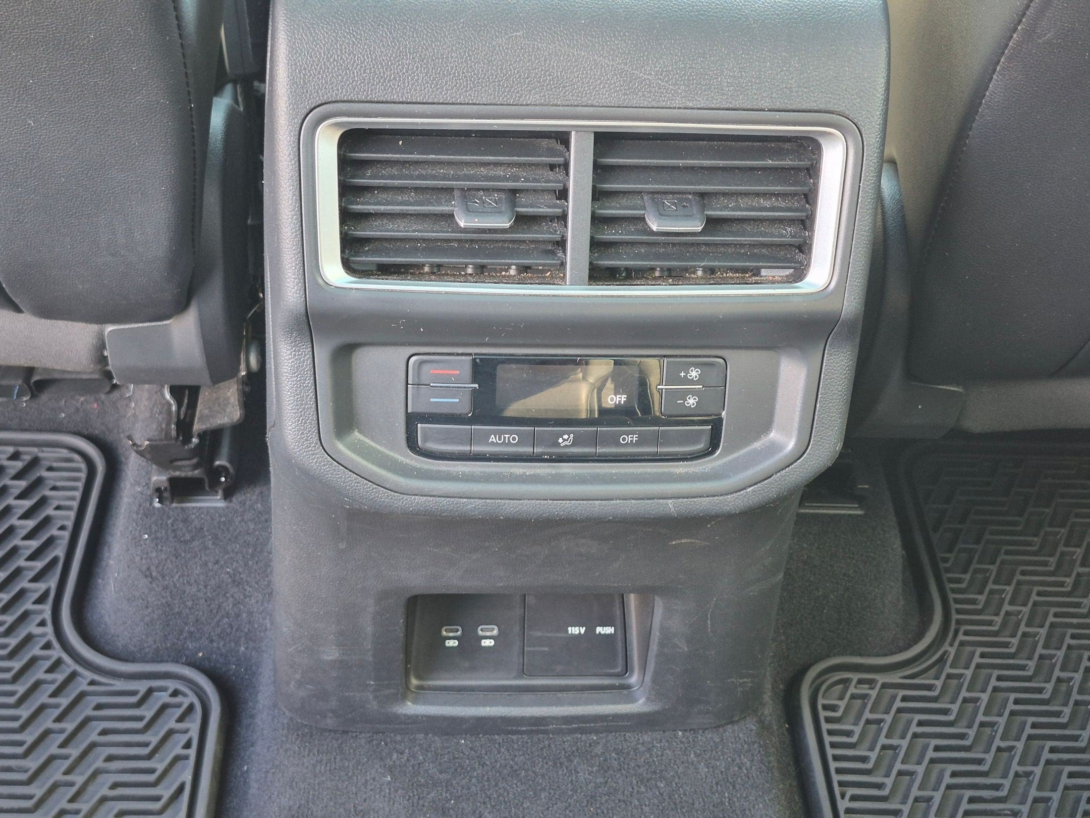Used 2024 Volkswagen Atlas SE w/ Panoramic Sunroof Package FWD image 32