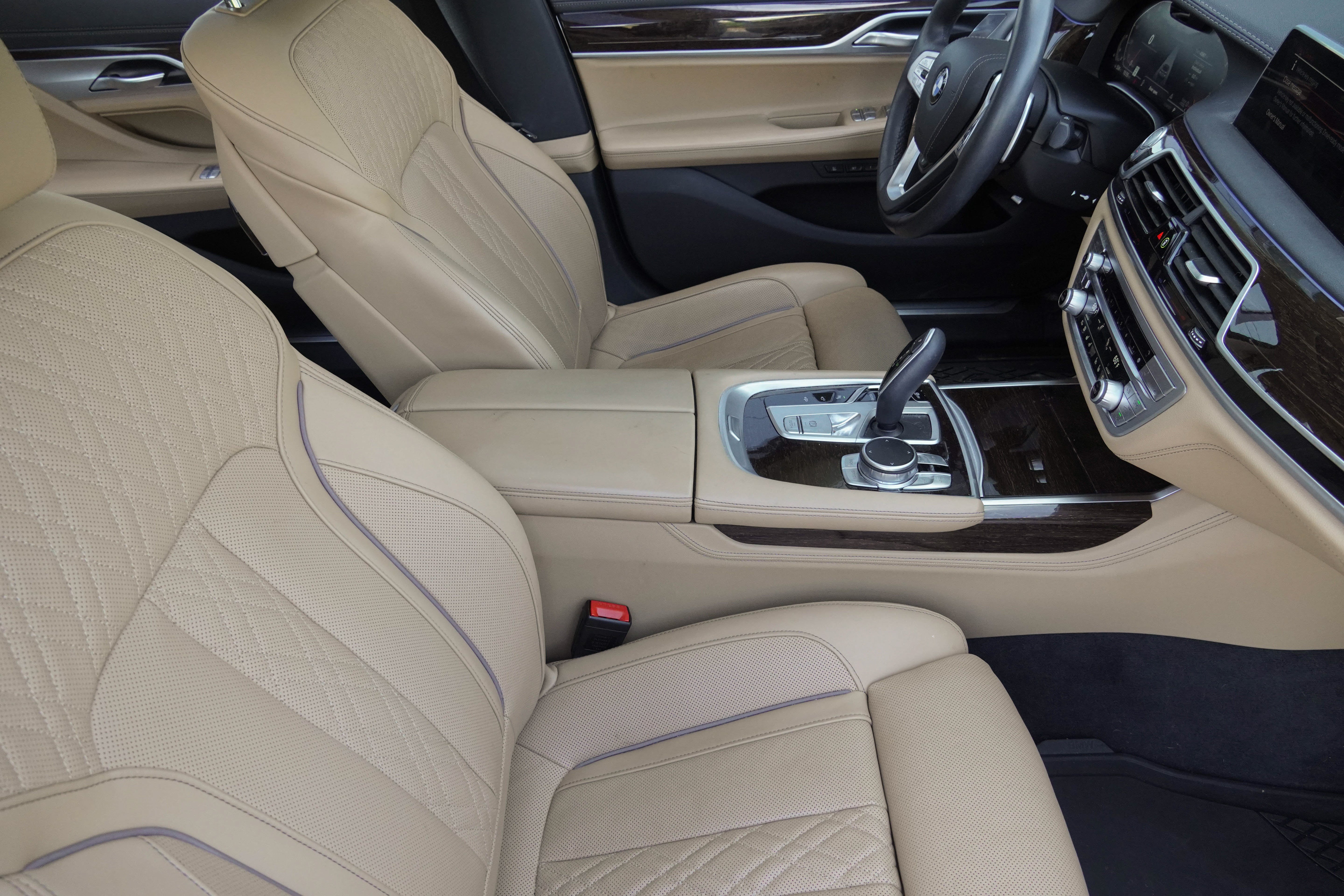 Used 2021 BMW 740i w/ Premium Package RWD image 10