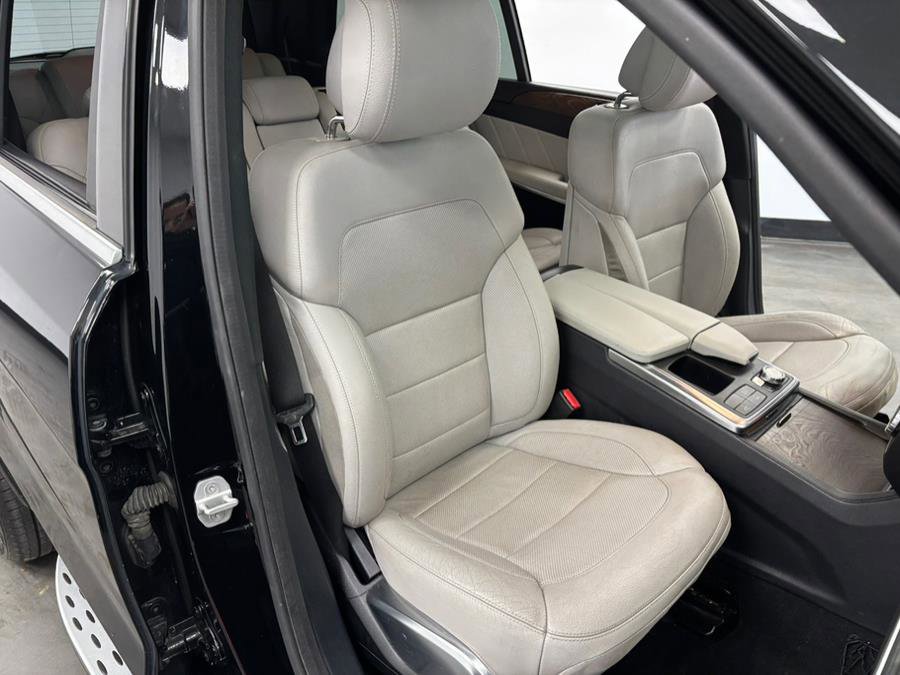 Used 2015 Mercedes-Benz GL 550 4MATIC image 37