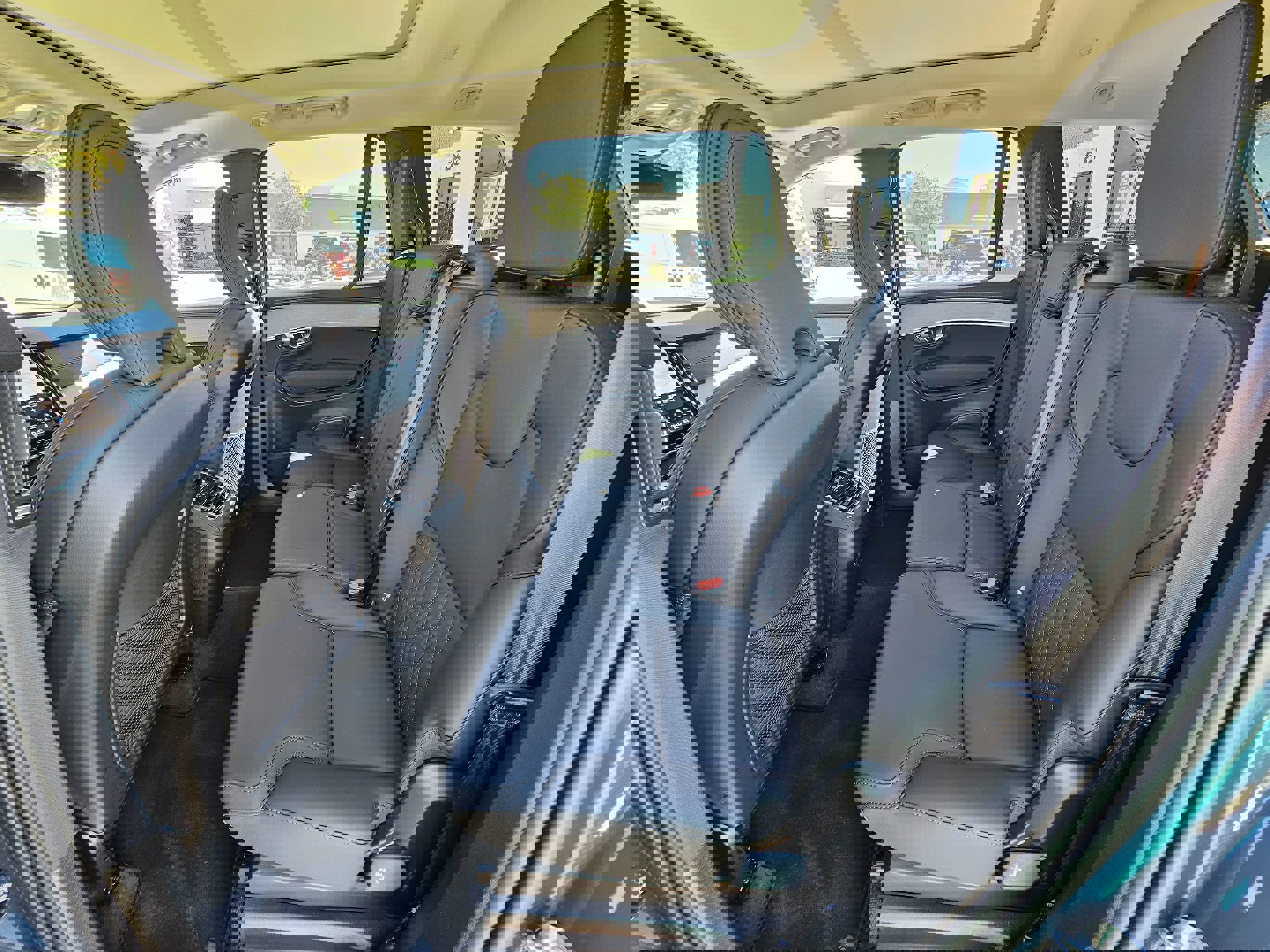 Used 2025 Volvo XC90 B6 Plus image 21