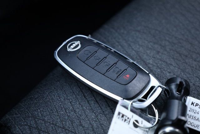 Used 2024 Nissan Rogue SV image 30