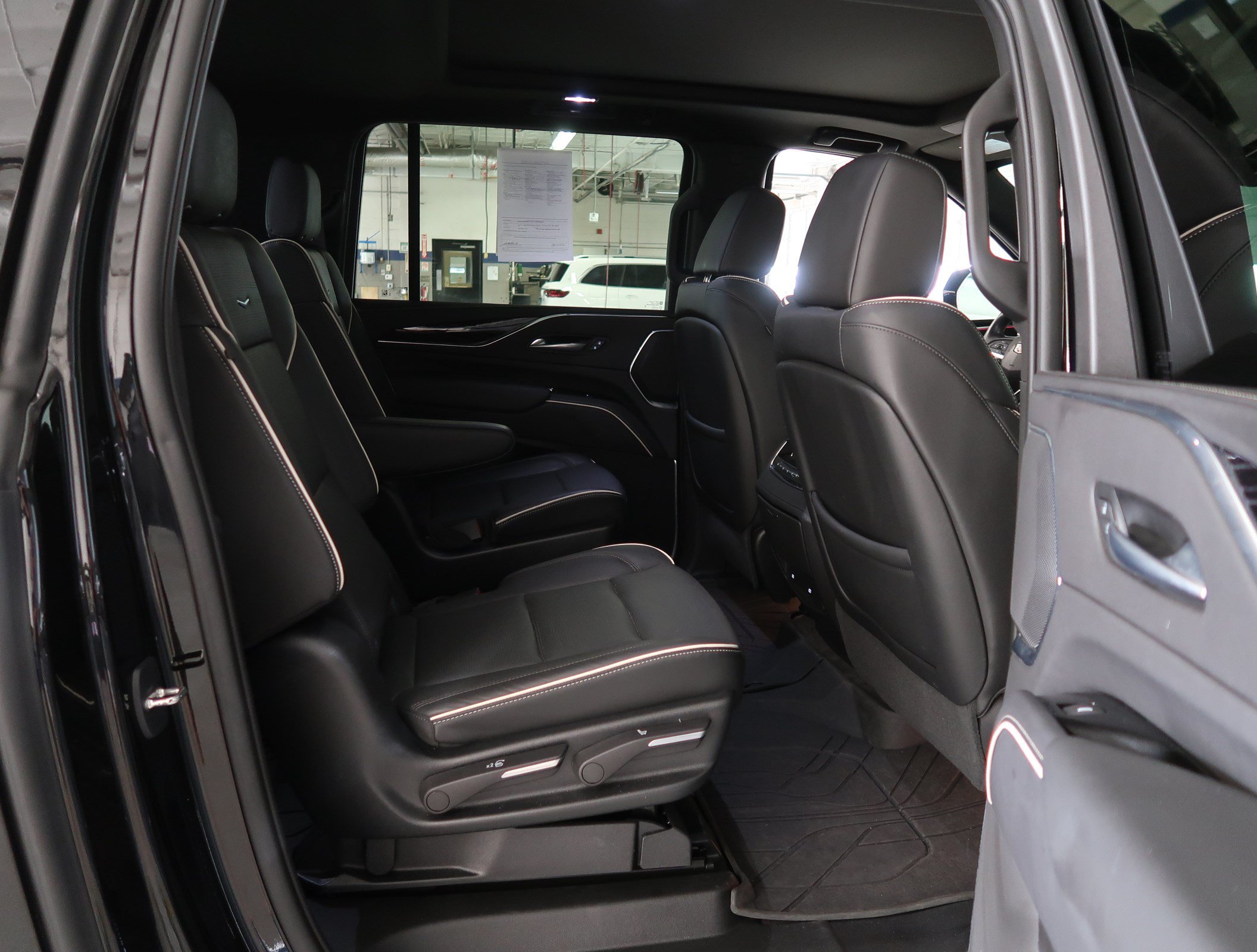 Used 2023 Cadillac Escalade ESV Sport w/ LPO, ONYX Package AWD/4WD image 42