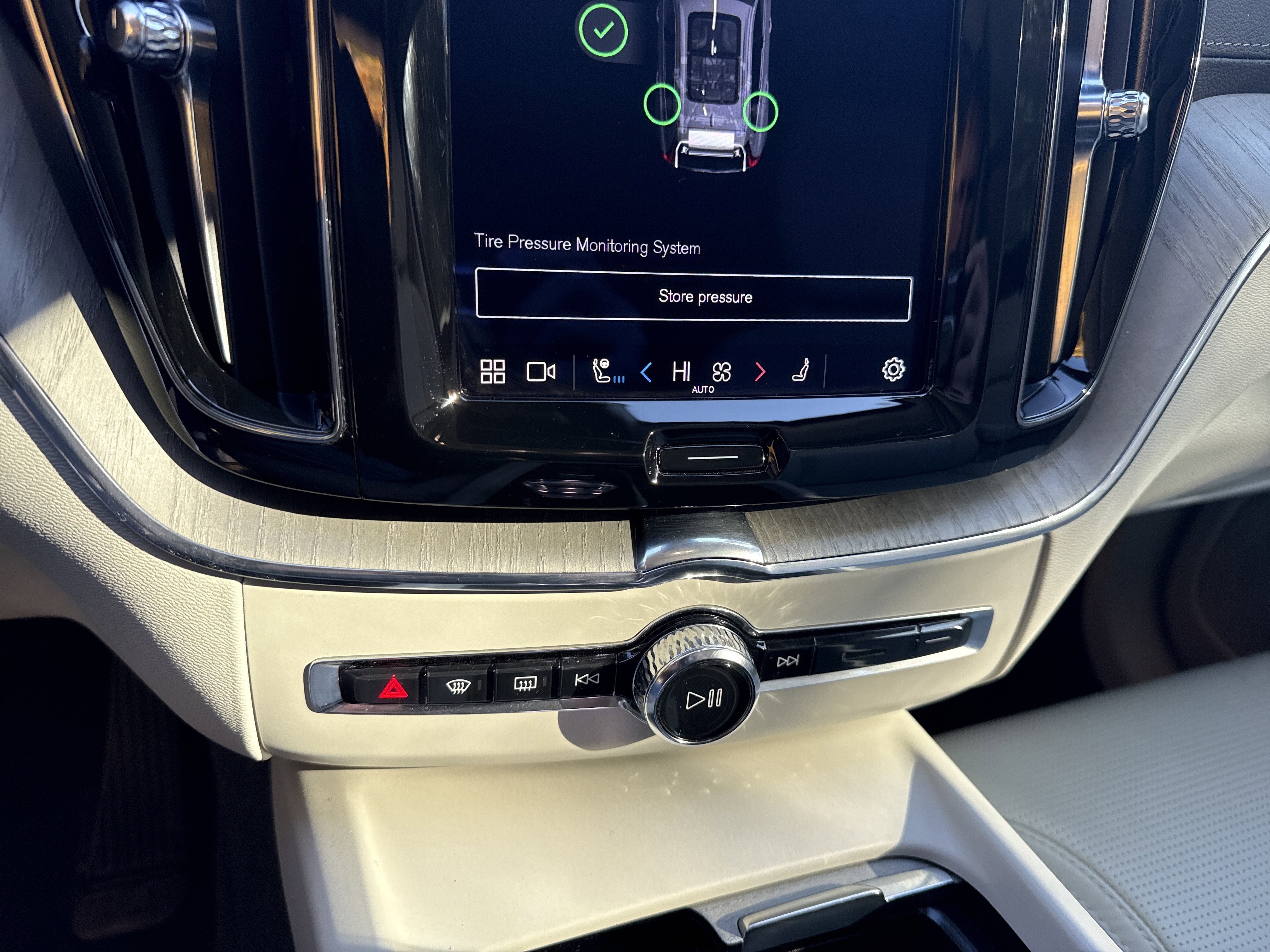 Used 2023 Volvo XC60 B5 Ultimate w/ Climate Package image 28