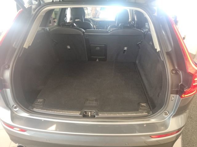 Used 2018 Volvo XC60 T6 Momentum w/ Vision Package image 8