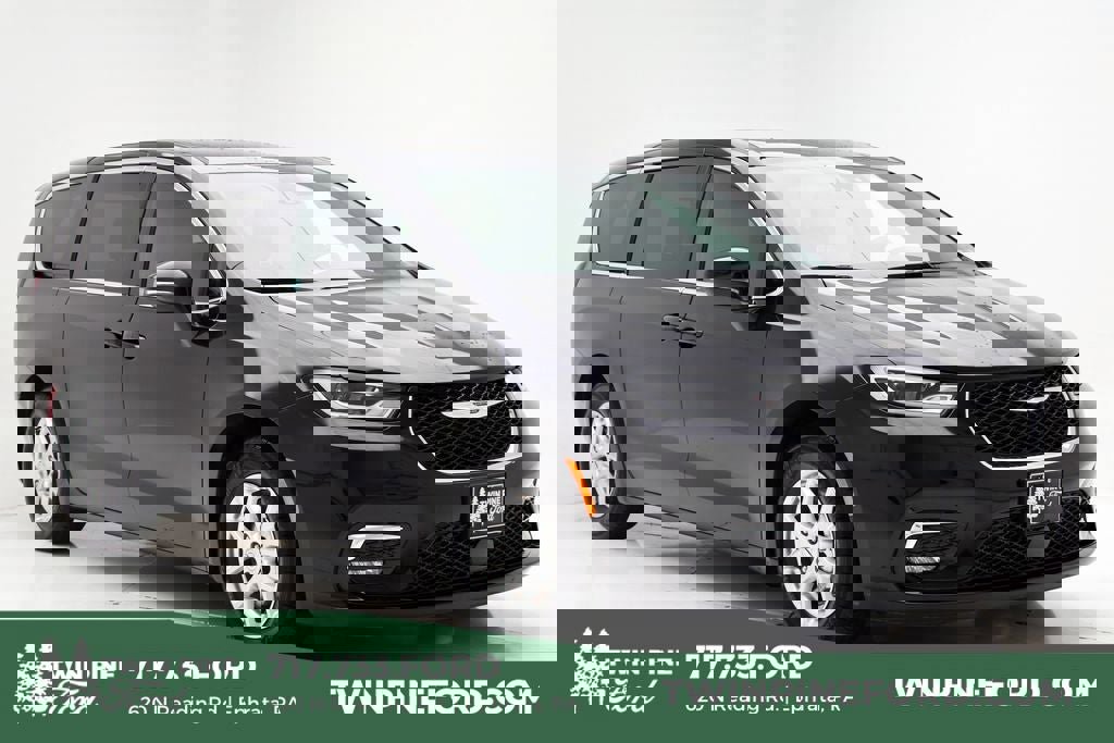 Used 2025 Chrysler Pacifica Select image 1