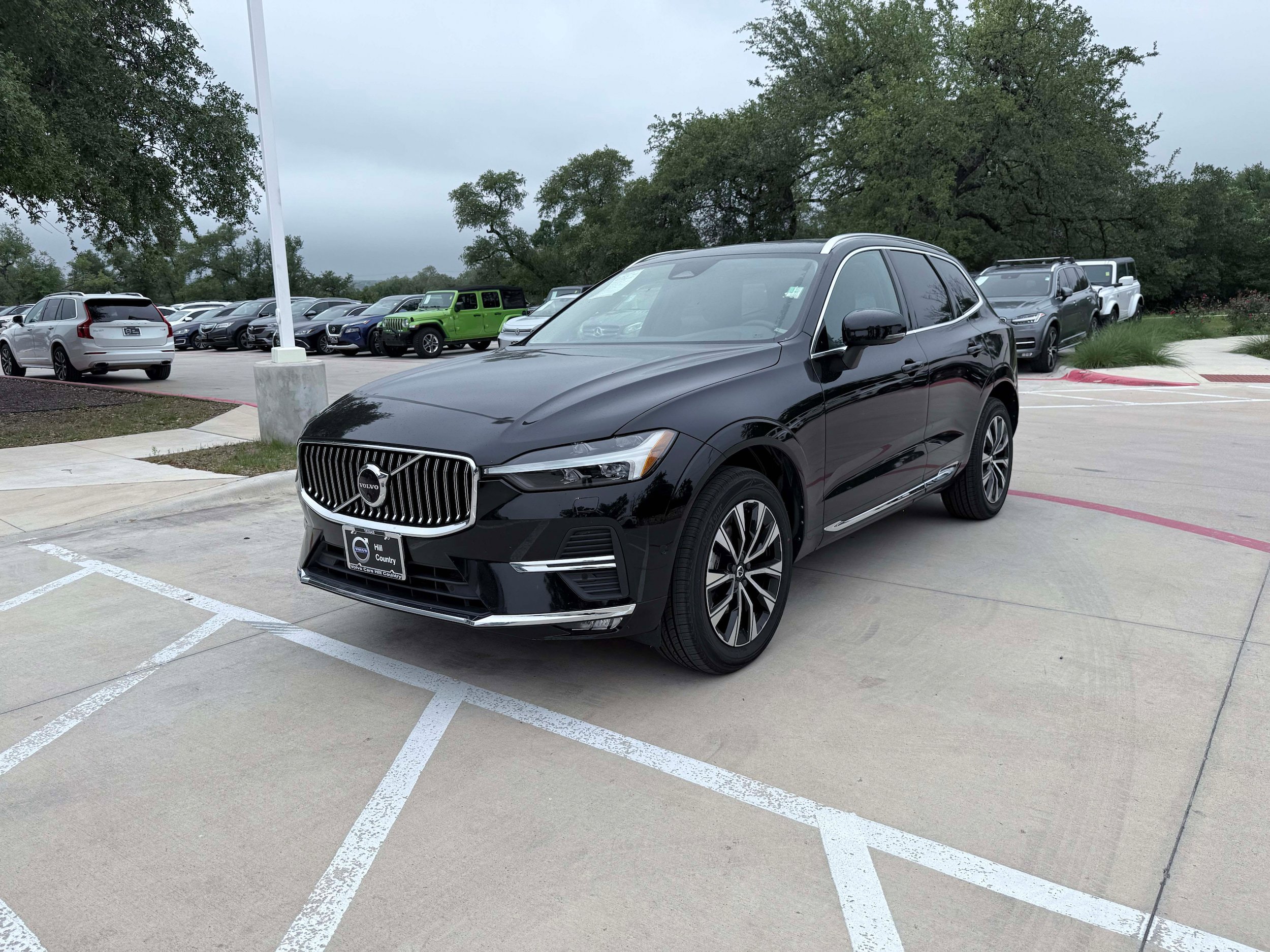Certified 2023 Volvo XC60 B5 Plus AWD/4WD image 2