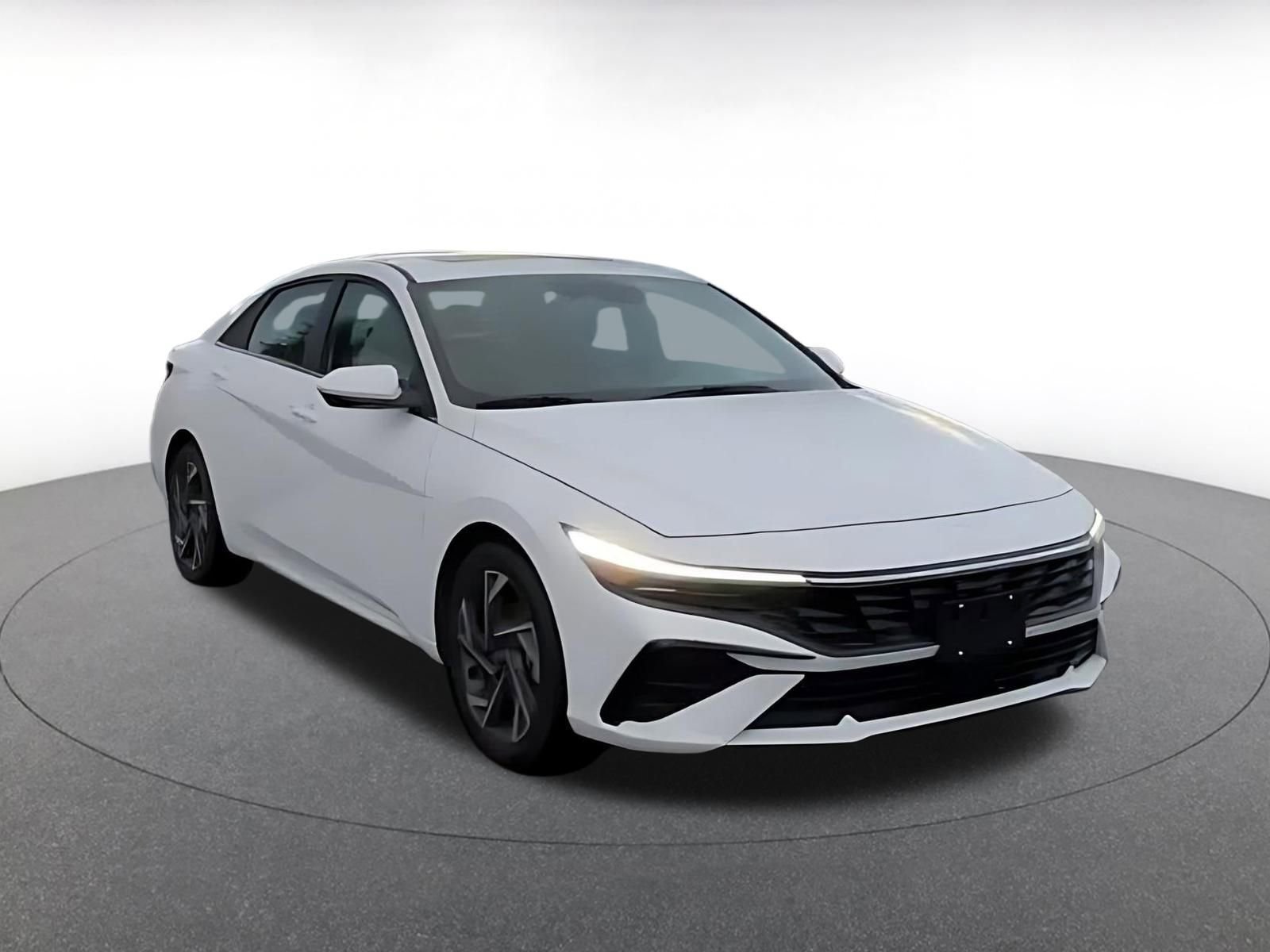 Used 2025 Hyundai Elantra SEL image 3