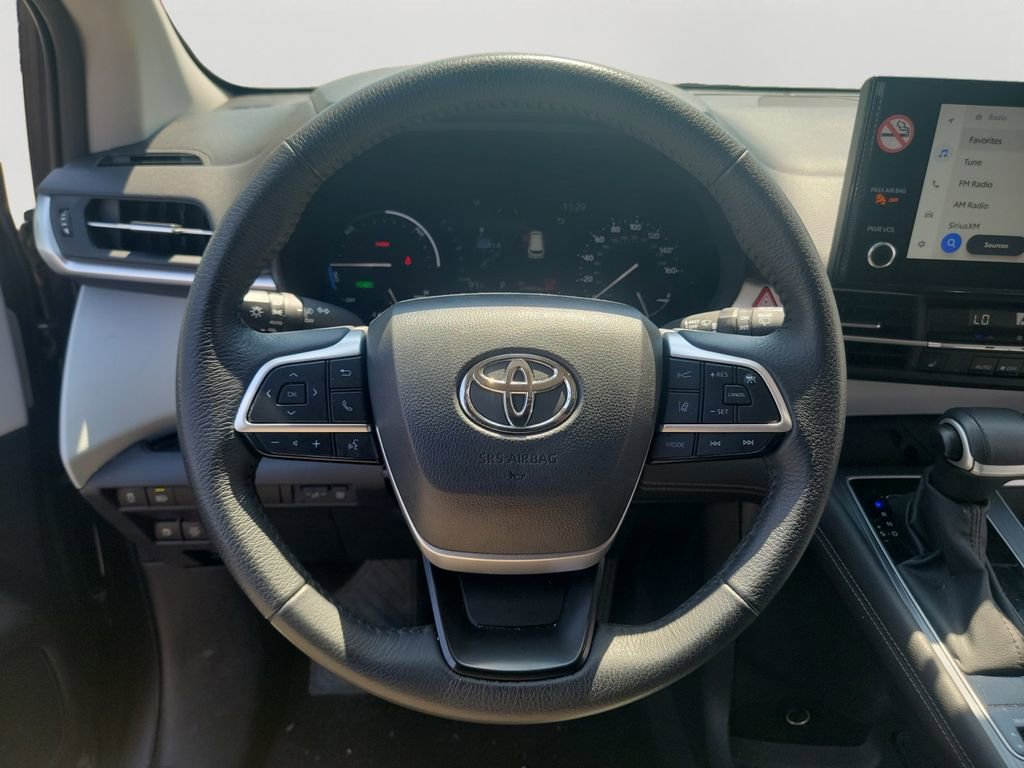 Used 2025 Toyota Sienna XLE FWD image 18