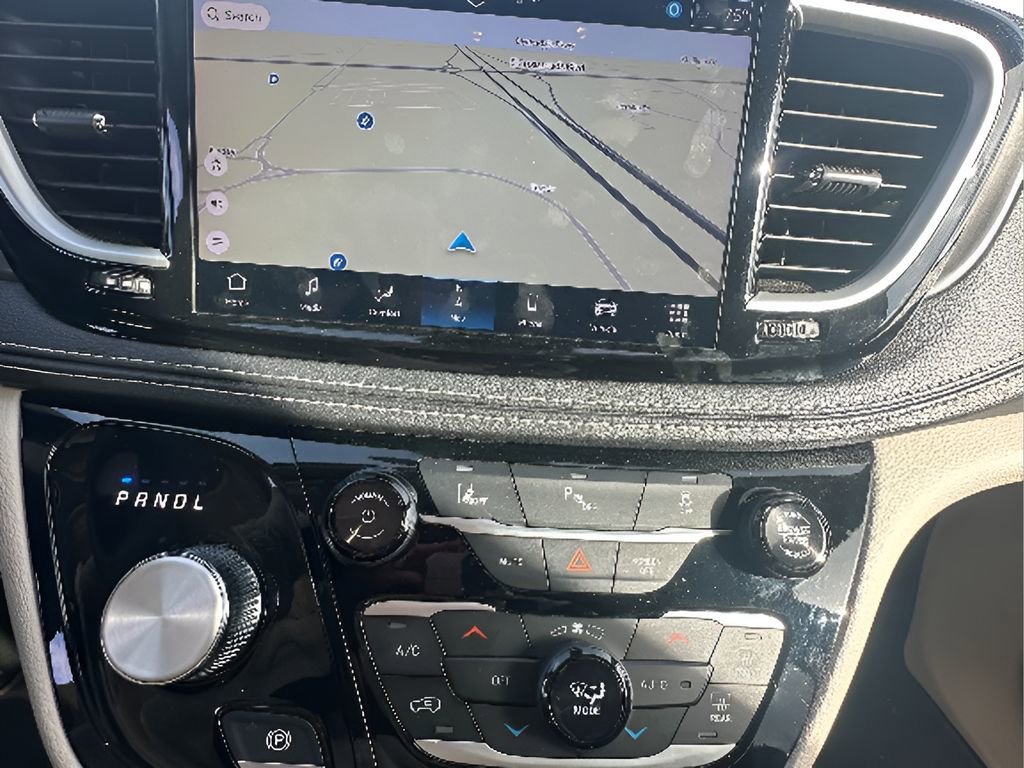 Used 2024 Chrysler Pacifica Select image 19