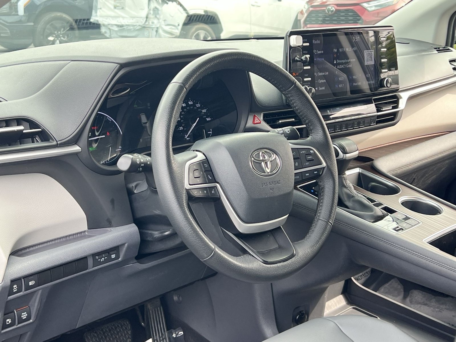 Used 2023 Toyota Sienna XLE FWD image 15