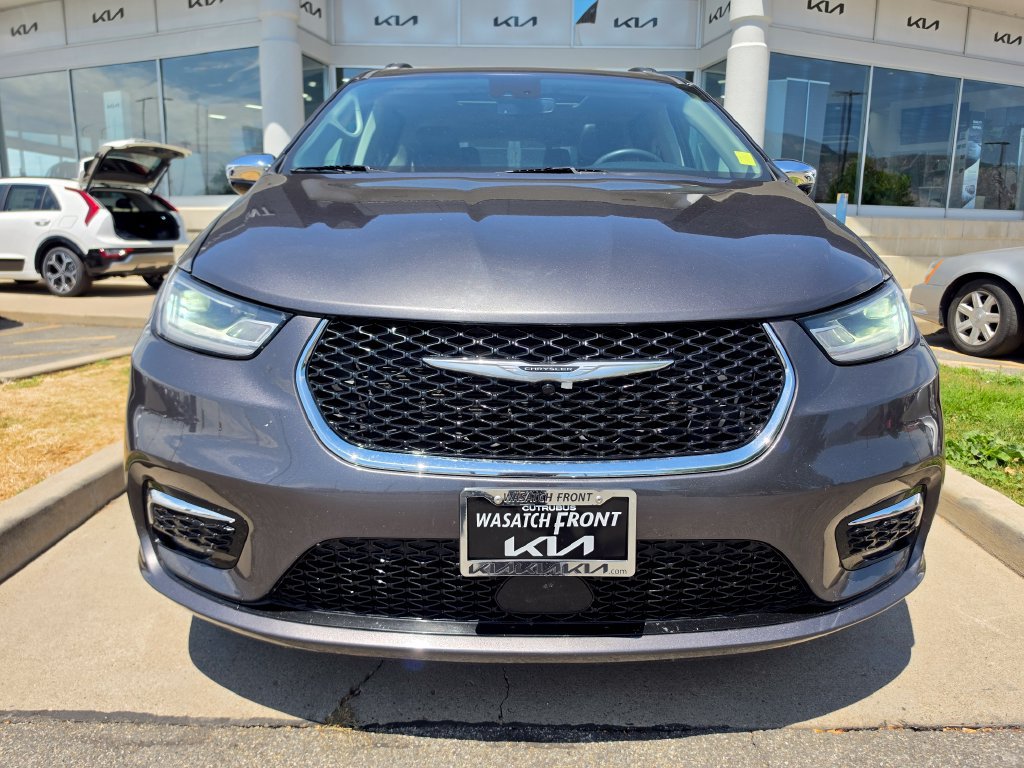 Used 2023 Chrysler Pacifica Limited FWD image 2
