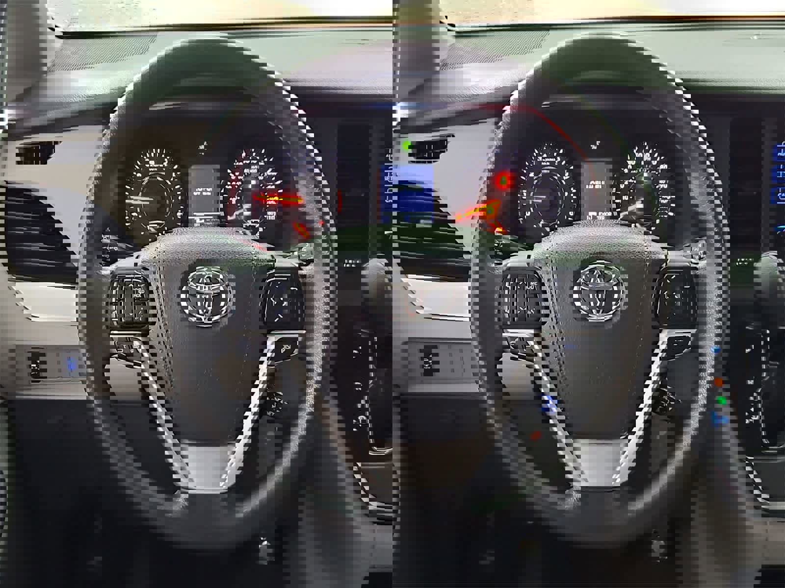 Used 2016 Toyota Sienna L image 22