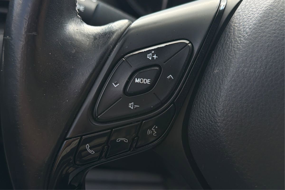 Used 2018 Toyota C-HR XLE image 29