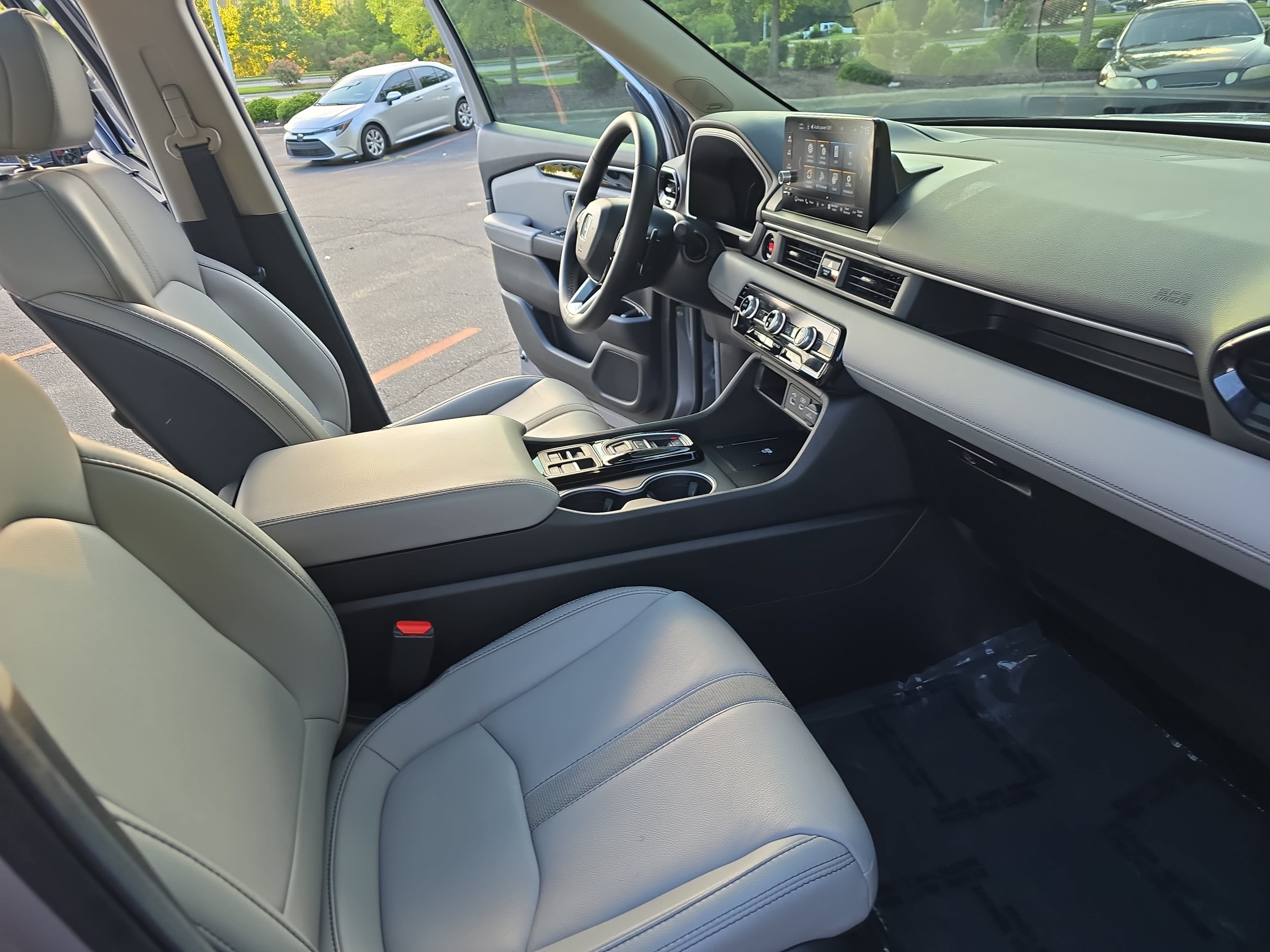 Used 2025 Honda Pilot Touring image 10