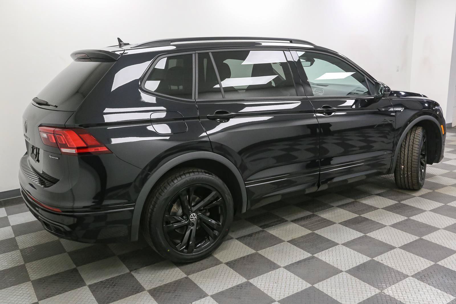 Certified 2024 Volkswagen Tiguan SE R-Line AWD/4WD image 11