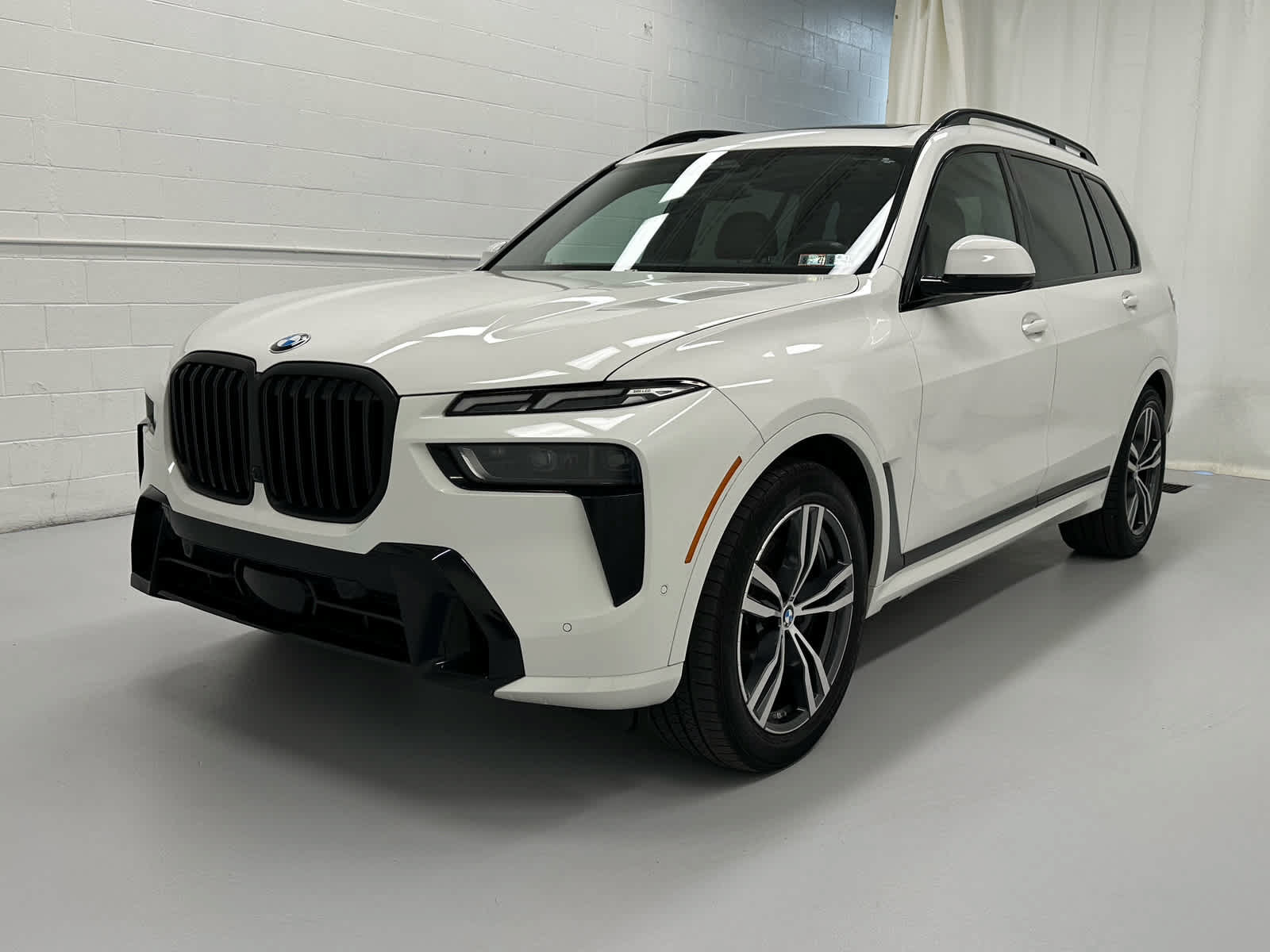Used 2023 BMW X7 xDrive40i w/ M Sport Package AWD/4WD image 4
