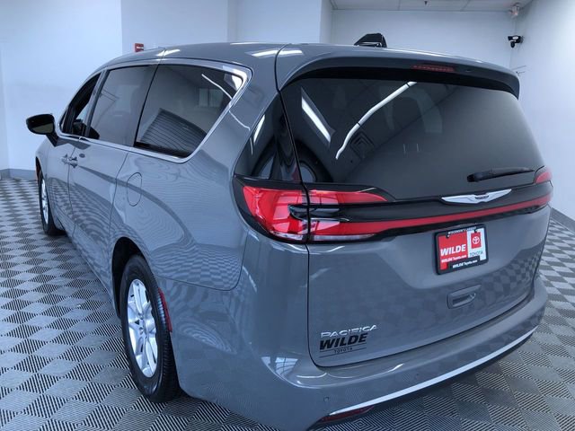 Used 2025 Chrysler Pacifica Select FWD image 13