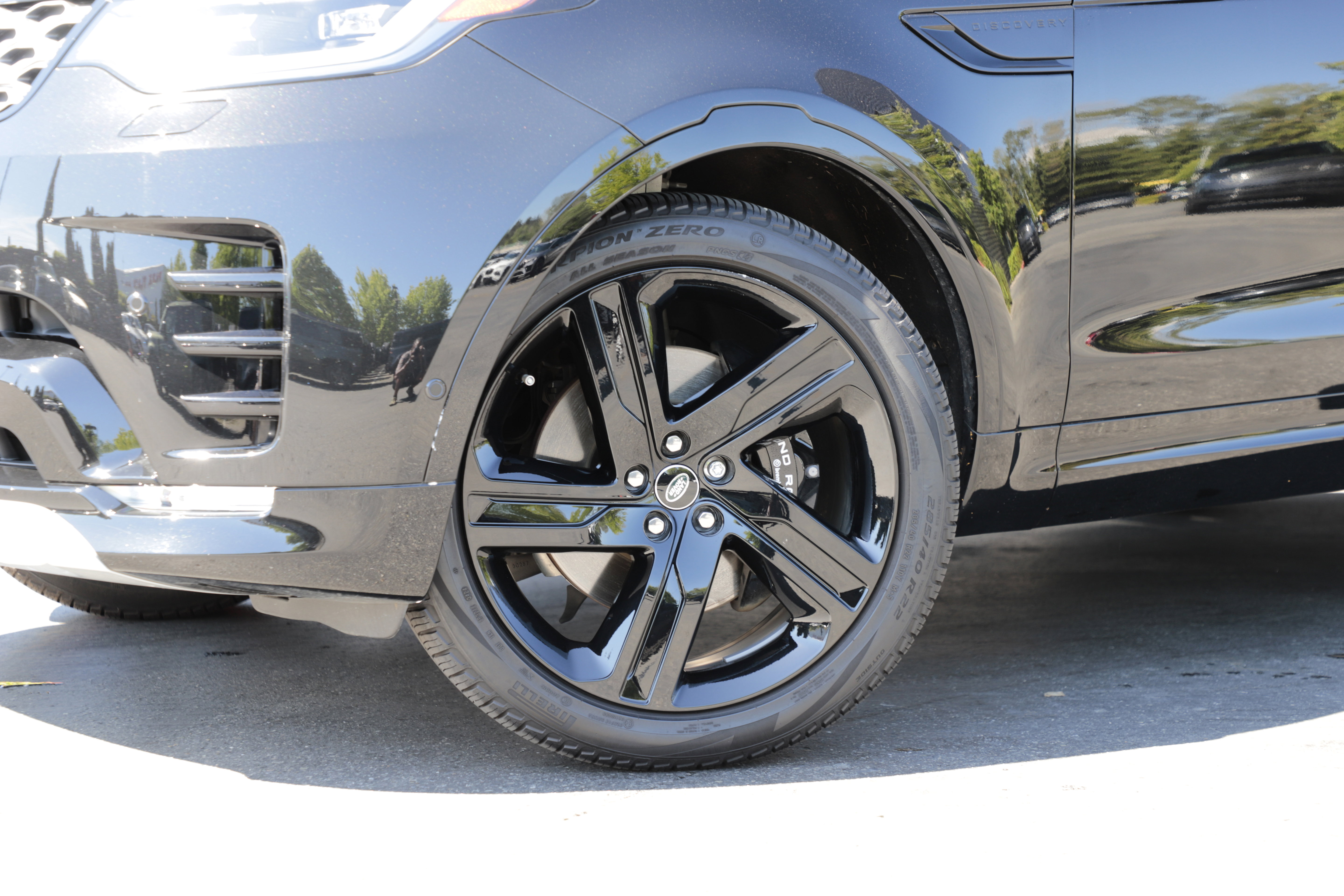 Certified 2025 Land Rover Discovery Metropolitan Edition AWD/4WD image 2