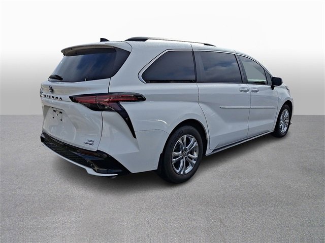 Used 2023 Toyota Sienna XSE w/ XSE Plus Package image 4