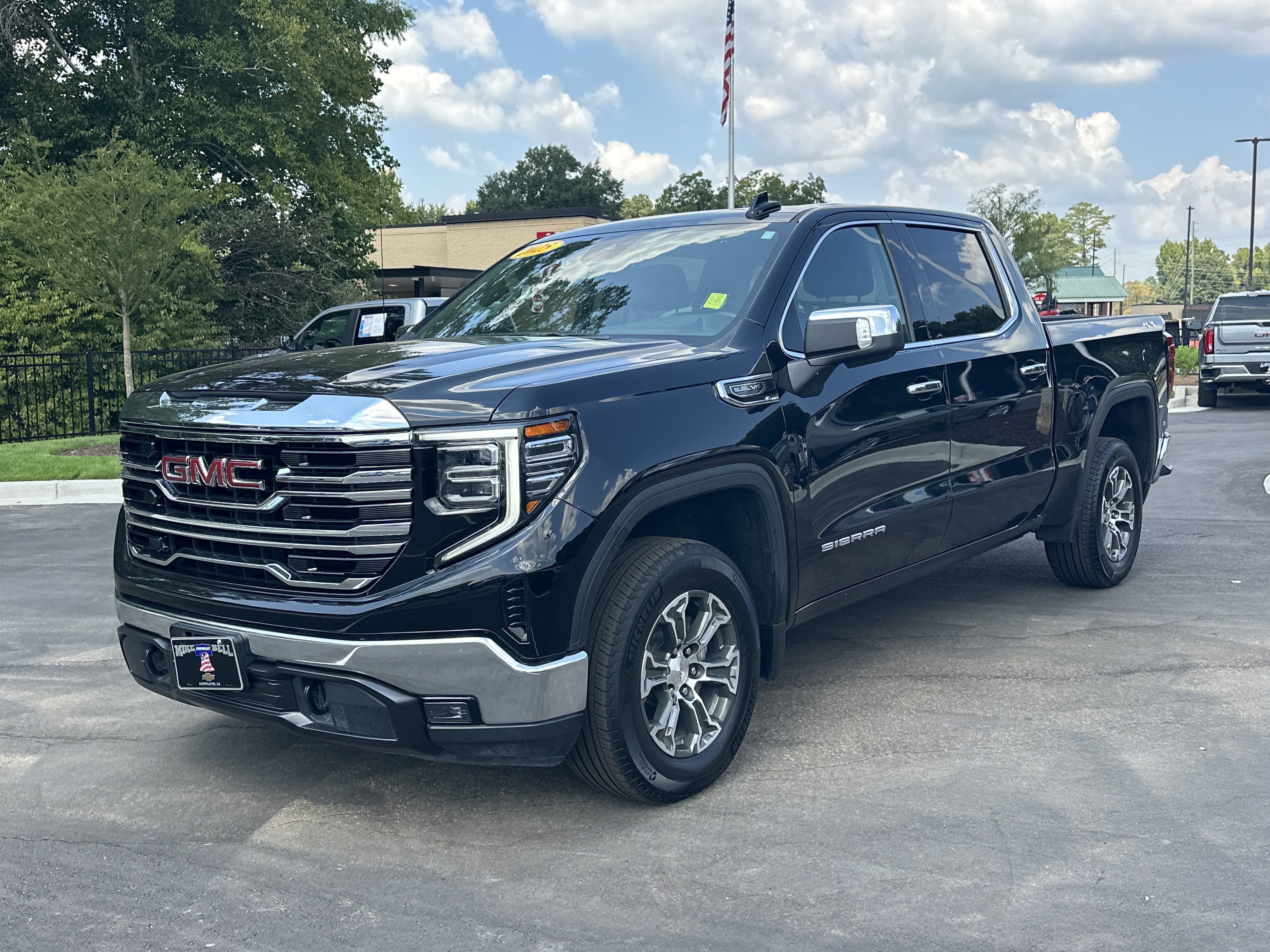 Used 2025 GMC Sierra 1500 SLT AWD/4WD image 4