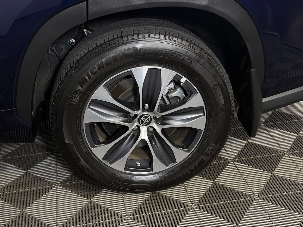 Used 2024 Toyota Highlander XLE FWD image 11