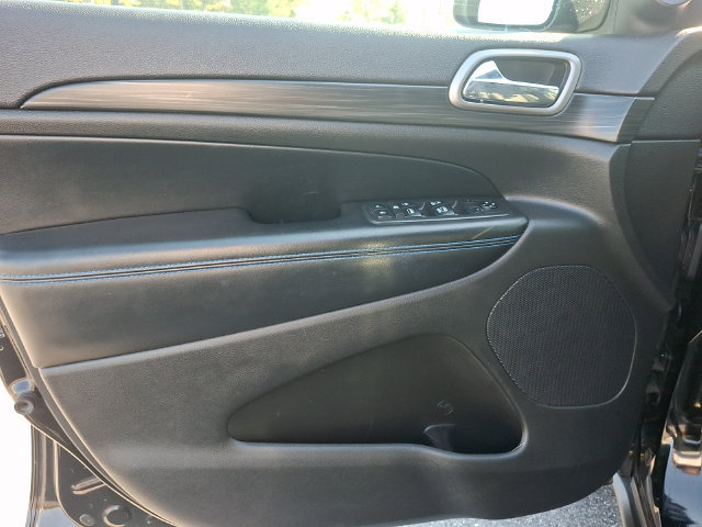 Used 2019 Jeep Grand Cherokee Laredo AWD/4WD image 13