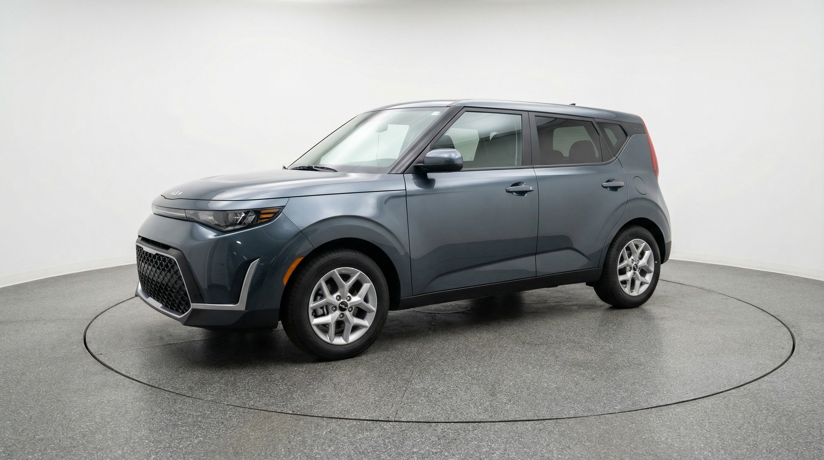 Used 2025 Kia Soul LX w/ LX Technology Package FWD image 3