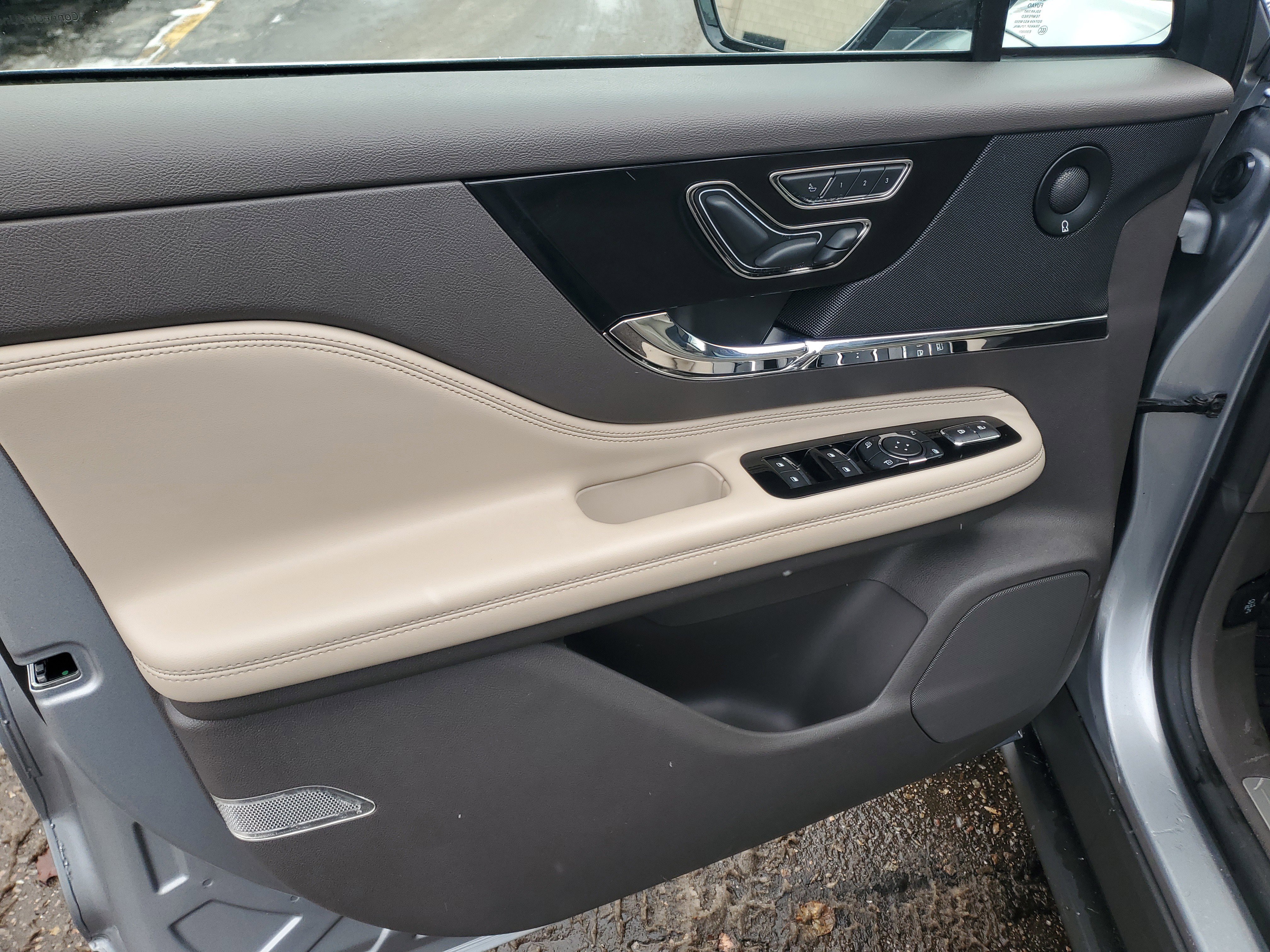 Certified 2022 Lincoln Corsair Reserve w/ Equipment Group 201A image 9